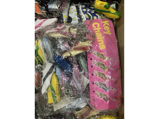 Ca. 1250x voetbalschoen sleutelhangers - afbeelding 6 van  7