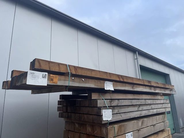 Ca. 12x douglas balken fijnbezaagd, 120x120mm, lengte 400cm - afbeelding 4 van  4