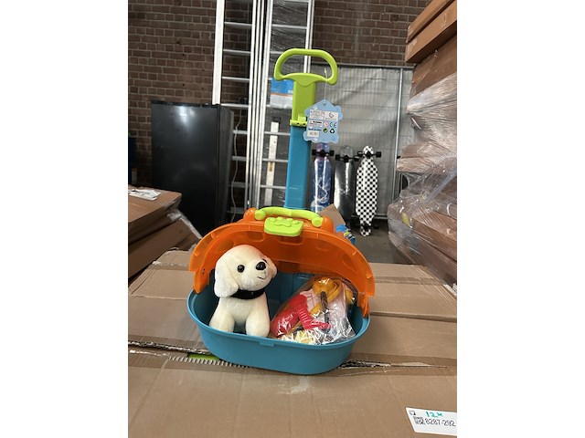 Ca. 12x knuffelhond met mand en accessoires - afbeelding 1 van  6