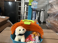 Ca. 12x knuffelhond met mand en accessoires - afbeelding 1 van  6