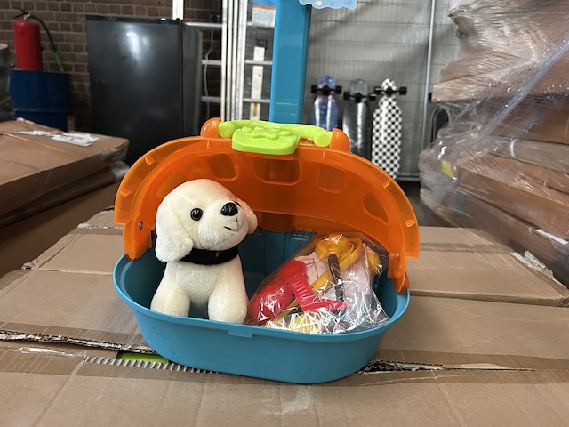 Ca. 12x knuffelhond met mand en accessoires - afbeelding 2 van  6