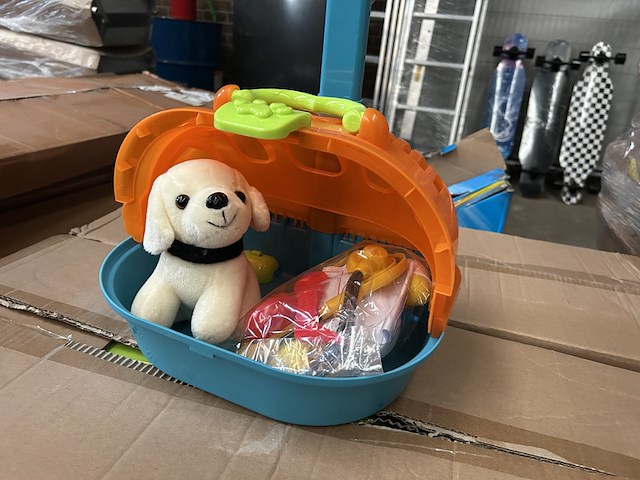 Ca. 12x knuffelhond met mand en accessoires - afbeelding 3 van  6