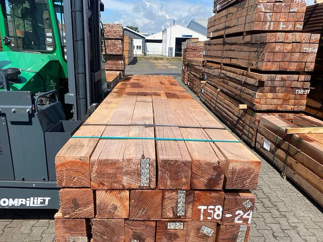 Ca. 12x massaranduba balken fijnbezaagd, 150x150mm, lengte 400cm - afbeelding 1 van  4