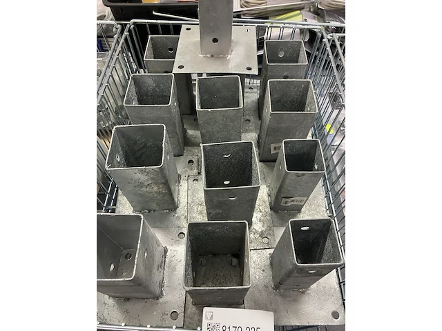 Ca. 12x paalvoetten 5x5 en 7x7 cm - afbeelding 1 van  3