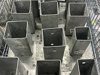 Ca. 12x paalvoetten 5x5 en 7x7 cm - afbeelding 1 van  3