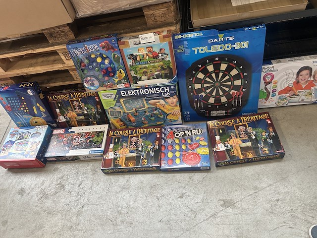 Ca. 12x speelgoed w.o. puzzels en spellen w.o. clementoni marvel, minecraft, paw patrol, wetenschap & spel - afbeelding 1 van  8