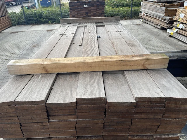 Ca. 135x zwarte kabbes planken geschaafd , 21x145mm, lengte 75/215cm 61/245cm - afbeelding 1 van  3