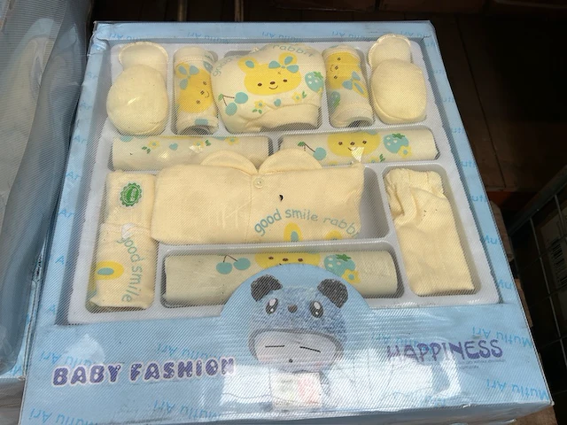 Ca. 13x 16-delige baby kleertjes geschenkset - afbeelding 2 van  6
