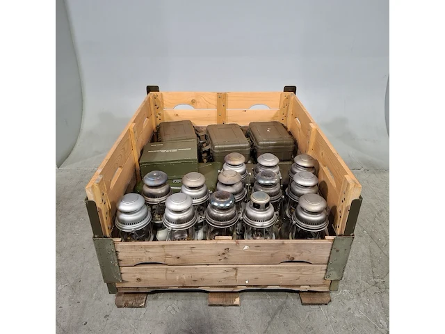 Ca. 13x petroleum druklamp en 7x transportkoffer, o.a hipolito - afbeelding 1 van  8