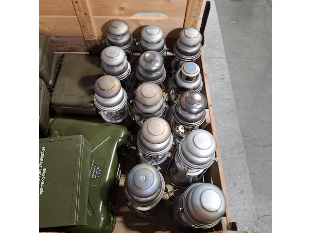 Ca. 13x petroleum druklamp en 7x transportkoffer, o.a hipolito - afbeelding 6 van  8