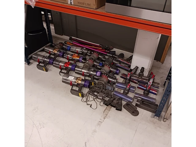 Ca. 13x stofzuigers, dyson, o.a. v12 en v11 - afbeelding 1 van  8