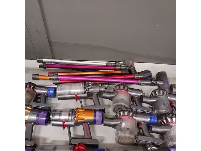 Ca. 13x stofzuigers, dyson, o.a. v12 en v11 - afbeelding 6 van  8