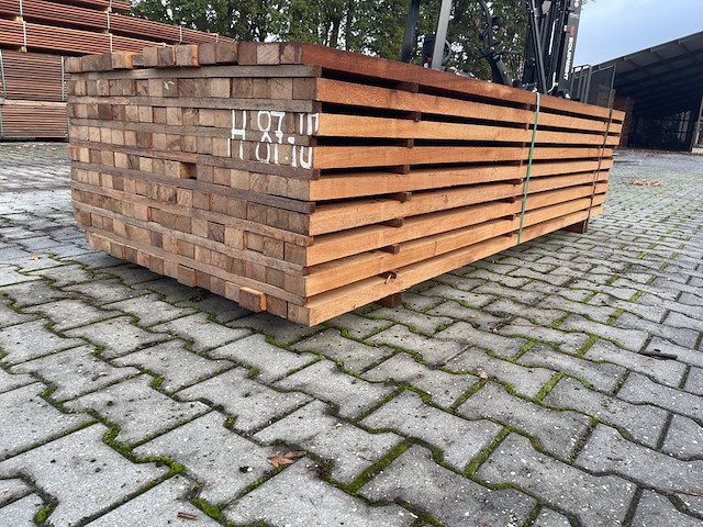 Ca. 143x angelim pedra regels fijnbezaagd, 40x60mm, lengte 240cm - afbeelding 2 van  4