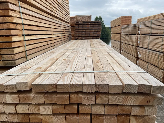 Ca. 154x douglas regels fijnbezaagd , 50x75mm, lengte 400cm - afbeelding 1 van  3