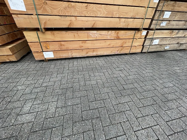 Ca. 15x douglas balken fijnbezaagd, 200x200mm, lengte 300cm - afbeelding 4 van  4