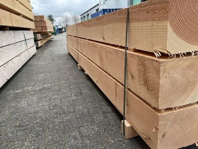Ca. 15x douglas balken fijnbezaagd, 200x200mm, lengte 400cm - afbeelding 2 van  4
