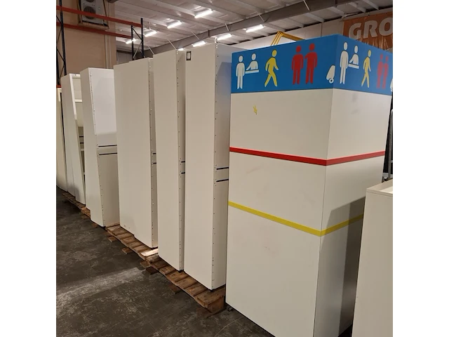 Ca. 15x stellingkast, 1x communicatiezuil en diverse metalen houders - afbeelding 2 van  14