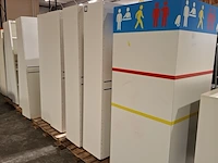 Ca. 15x stellingkast, 1x communicatiezuil en diverse metalen houders - afbeelding 2 van  14