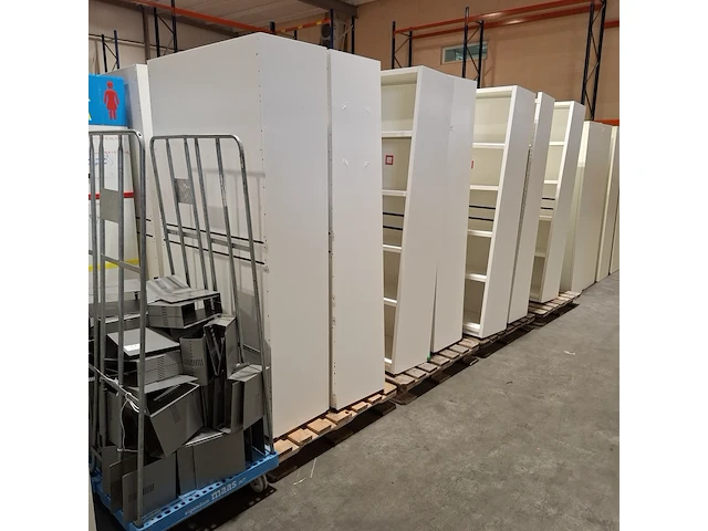 Ca. 15x stellingkast, 1x communicatiezuil en diverse metalen houders - afbeelding 10 van  14