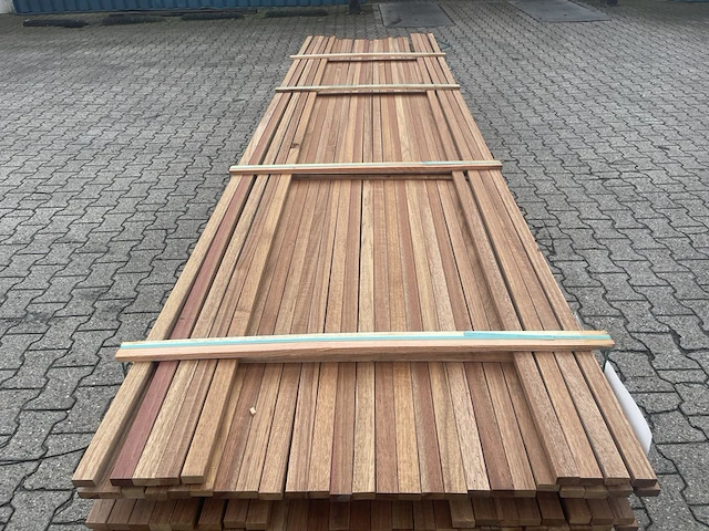 Ca. 162x guyana teak latten geschaafd, 20x40mm, lengte 365cm - afbeelding 1 van  3