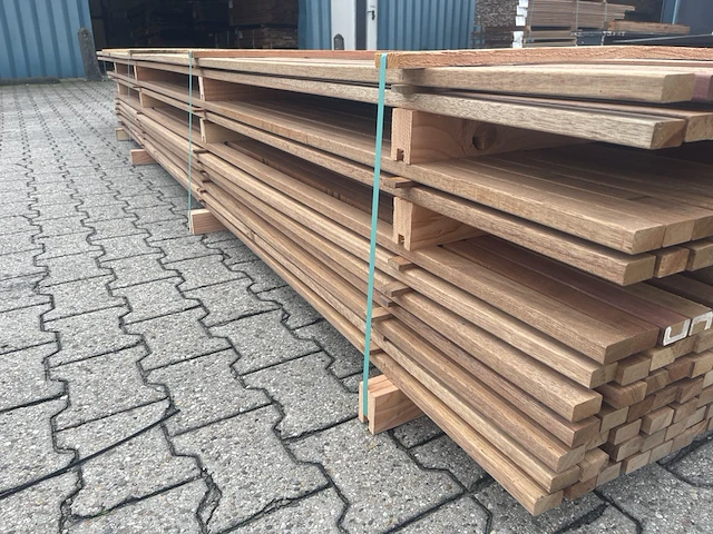 Ca. 162x guyana teak latten geschaafd, 20x40mm, lengte 365cm - afbeelding 2 van  3