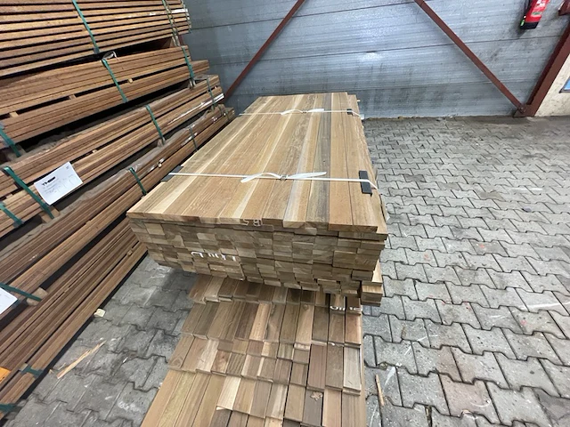 Ca. 168x ipé country grade planken geschaafd, 27x70mm, lengte 127/185cm, 41/245cm - afbeelding 1 van  3