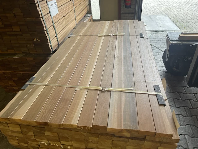 Ca. 168x ipé country grade planken geschaafd, 27x70mm, lengte 127/185cm, 41/245cm - afbeelding 1 van  3