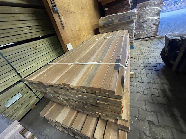 Ca. 168x ipé country grade planken geschaafd, 27x70mm, lengte 127/185cm, 41/245cm - afbeelding 1 van  4