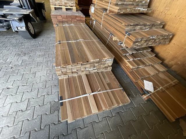 Ca. 168x ipé planken geschaafd country grade, 27x70mm, lengte 127/185cm, 41/245cm - afbeelding 1 van  3