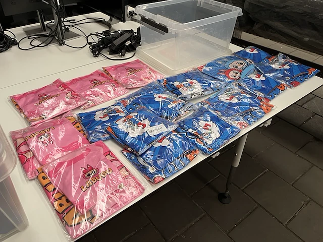 Ca. 16x labubu broeken en t-shirts - afbeelding 1 van  7