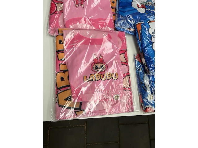 Ca. 16x labubu broeken en t-shirts - afbeelding 3 van  7