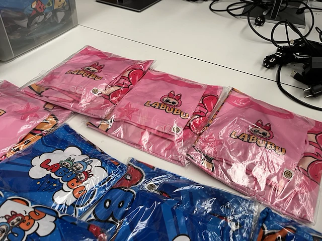 Ca. 16x labubu broeken en t-shirts - afbeelding 6 van  7