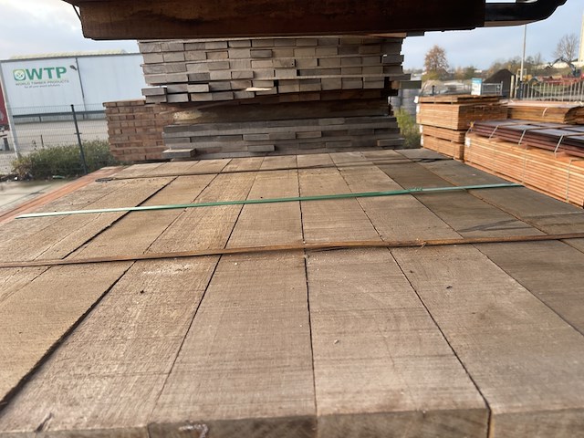 Ca. 171x guyana ipé planken fijnbezaagd, 27x105mm, lengte 125cm - afbeelding 1 van  3