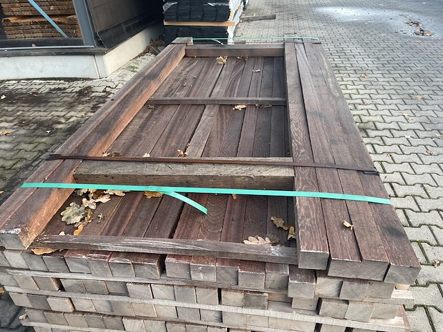 Ca. 176x angelim pedra palen fijnbezaagd, 52x52mm, lengte 133/185cm, 43/215cm - afbeelding 1 van  3