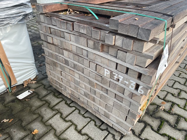 Ca. 176x angelim pedra palen fijnbezaagd, 52x52mm, lengte 133/185cm, 43/215cm - afbeelding 3 van  3