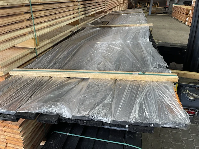 Ca. 17x douglas latten zwart gecoat, 20x90mm, lengte 480cm - afbeelding 1 van  3