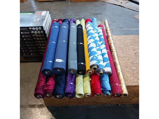 Ca. 17x rol interieurstof brandwerend assorti - afbeelding 4 van  11