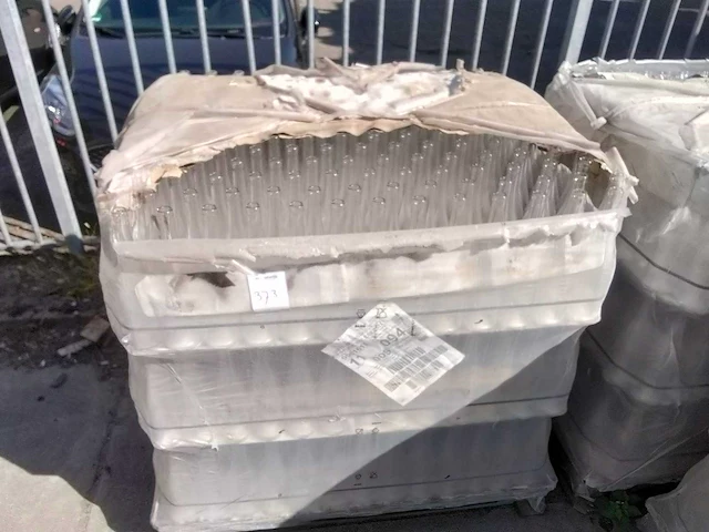 Ca. 180 nieuwe wijnflessen. - afbeelding 1 van  4