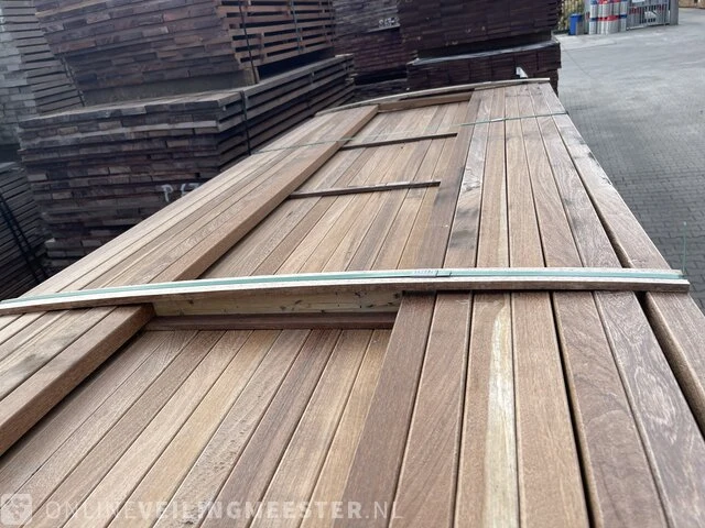 Ca. 187x ipé prime hardhouten planken gescchaafd, 27x40mm, lengte 37/215cm, 45/245cm, 34/275cm, 67/305cm - afbeelding 1 van  3
