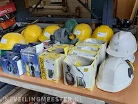 Ca. 18x bouwhelm en 14x gehoorbescherming - afbeelding 1 van  12