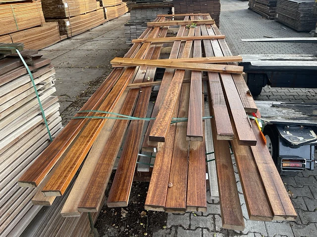 Ca. 18x guyana teak planken geschaafd, 27x70mm, lengte 1/430cm, 5/460cm, 12/490cm - afbeelding 1 van  3
