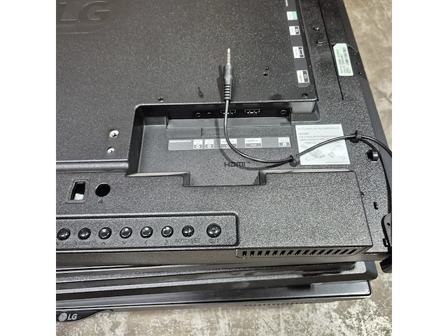 Ca. 18x monitor, o.a. ctouch/lg/sharp, o.a 32sm5ke-b/ pn-hw551 - afbeelding 4 van  16