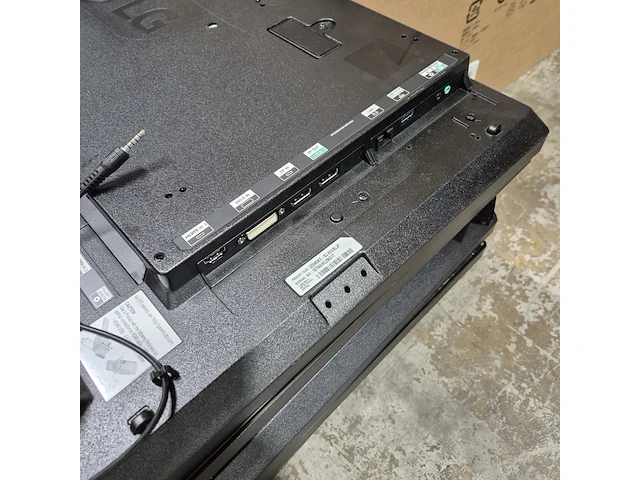 Ca. 18x monitor, o.a. ctouch/lg/sharp, o.a 32sm5ke-b/ pn-hw551 - afbeelding 5 van  16