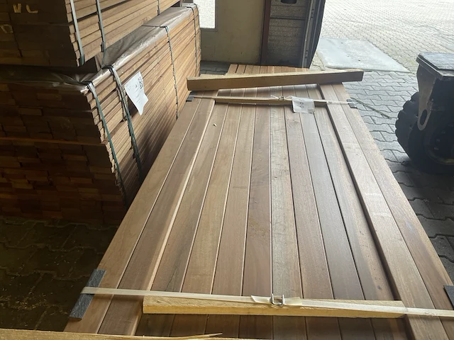 Ca. 195x ipé country grade planken geschaafd, 21x70mm, lengte 46/185cm, 25/215cm, 25/245cm, 23/275cm, 12/305cm, 17/335cm, 24/365cm, 4/400cm, 8/430cm, 11/490cm - afbeelding 1 van  3