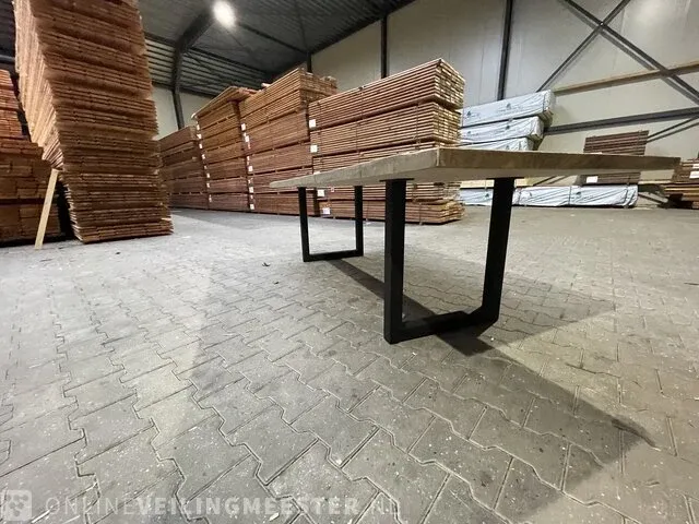 Ca. 1x eiken tafel voor binnen bewerkt inclusief poten, 35x100x245cm - afbeelding 2 van  3