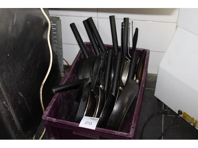 Ca. 20 steelpannen in diverse maten en uitvoeringen in kunststof bak. - afbeelding 1 van  2