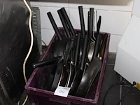 Ca. 20 steelpannen in diverse maten en uitvoeringen in kunststof bak. - afbeelding 1 van  2