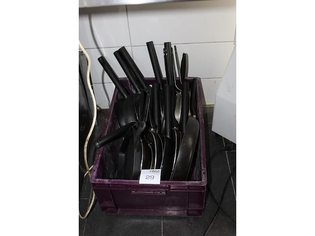 Ca. 20 steelpannen in diverse maten en uitvoeringen in kunststof bak. - afbeelding 2 van  2