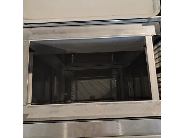 Ca. 200x dienbladen, 3x dienbladwagens, bordenwarmer en melkdispencer - afbeelding 3 van  22