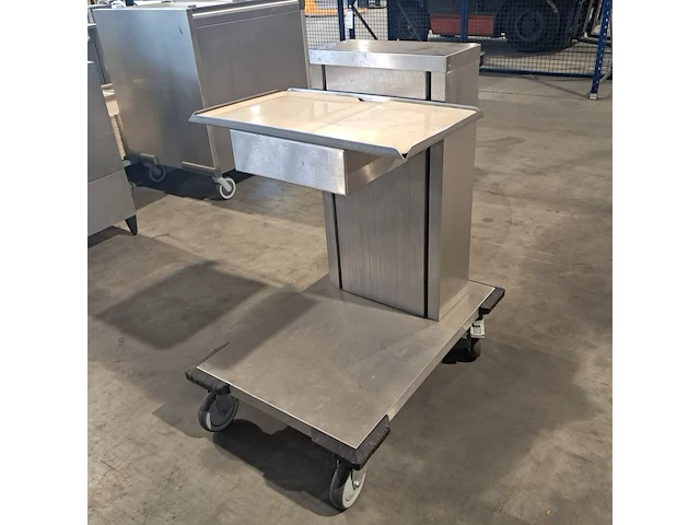 Ca. 200x dienbladen, 3x dienbladwagens, bordenwarmer en melkdispencer - afbeelding 12 van  22